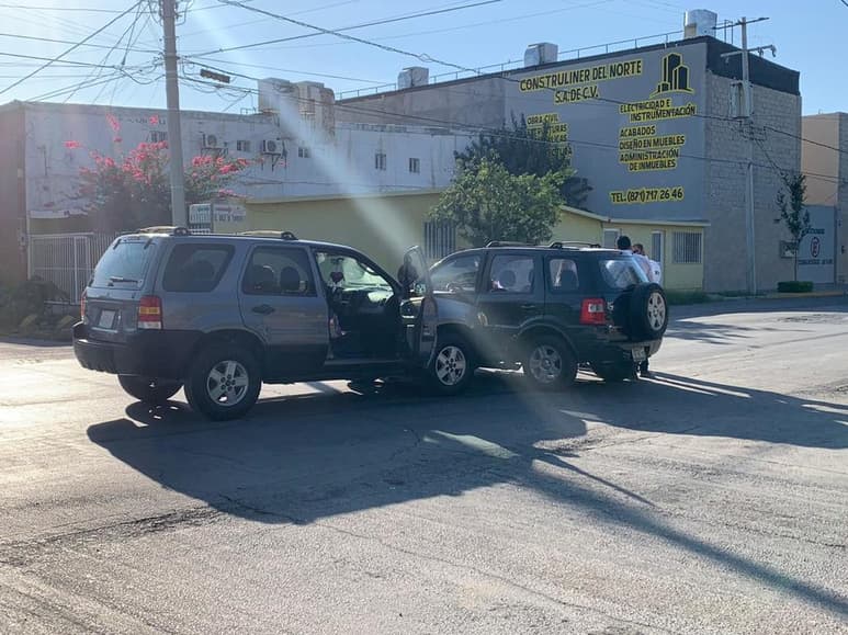 Tras el choque, algunos conductores lo reportaron al 911 de Emergencias y poco después arribaron los socorristas. (EL SIGLO DE TORREÓN)