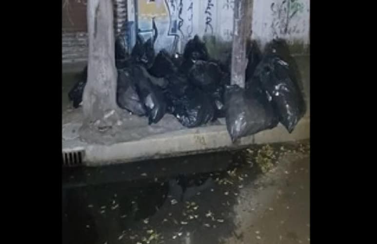 La noche de este jueves, en calles de la alcaldía Azcapotzalco, fueron arrojadas 27 bolsas negras con medicamentos oncológicos que fueron trasladadas a la Fiscalía capitalina para su análisis y presuntamente formarían parte de las medicinas robadas en la alcaldía Iztapalapa.