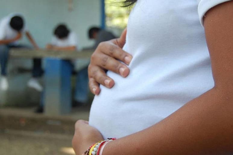 Las fuerzas de seguridad de Guatemala arrestaron a un hombre en el noroeste del país tras intentar quemar viva a su hija embarazada de 16 años, informaron este viernes fuentes oficiales. (ESPECIAL)