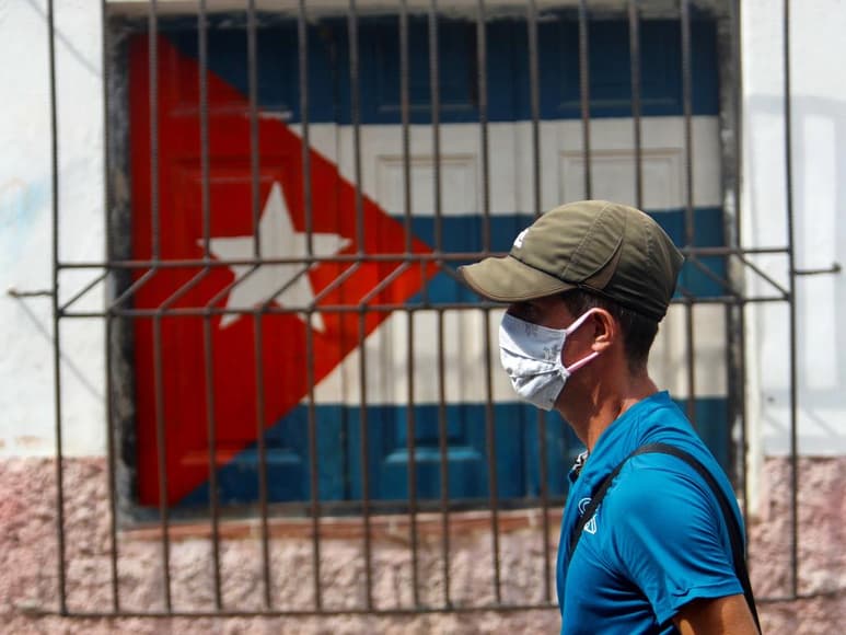 Cuba reportó este viernes una subida a 56 de los nuevos casos diagnosticados del coronavirus SARS-CoV-2 y una persona fallecida por la COVID-19, en medio de la etapa de 'nueva normalidad'. (ARCHIVO)