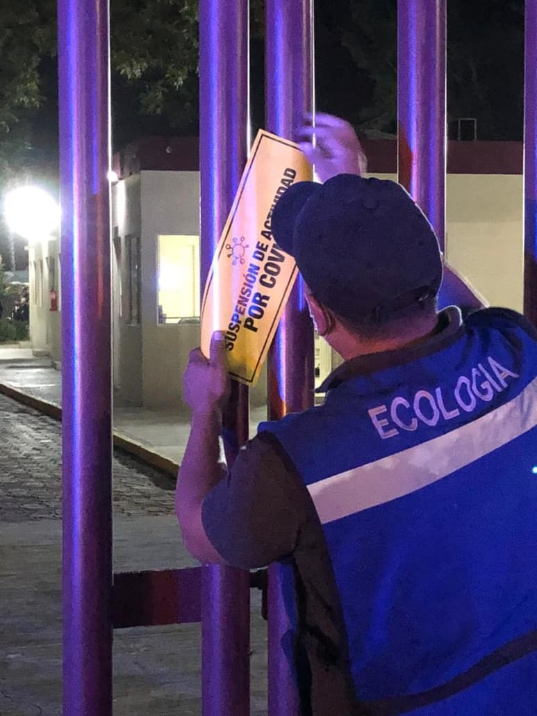 Con apoyo de personal de Protección Civil desalojaron las instalaciones del inmueble y fijaron los sellos de clausura en la entrada.
