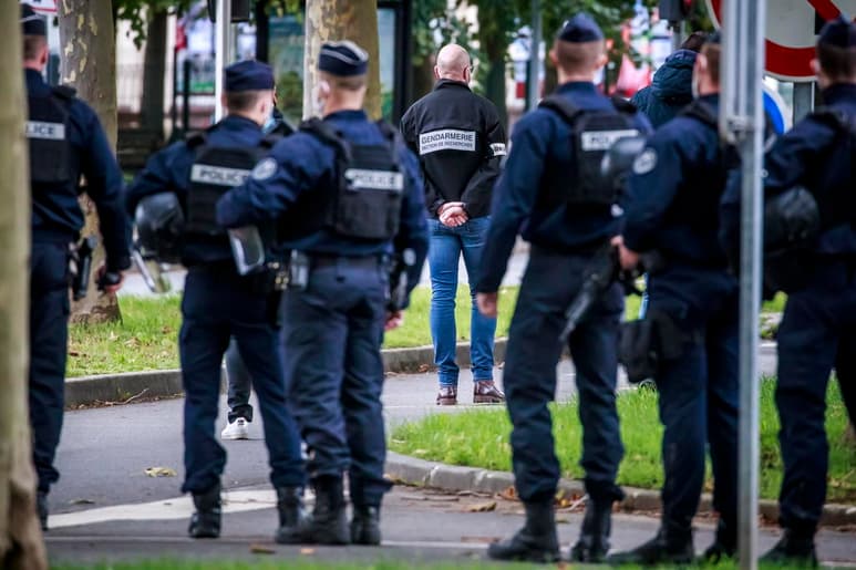 La Policía abatió hoy al sospechoso de decapitar a un profesor en plena calle en la localidad de Éragny, a unos 30 kilómetros al noroeste de París. (ARCHIVO)