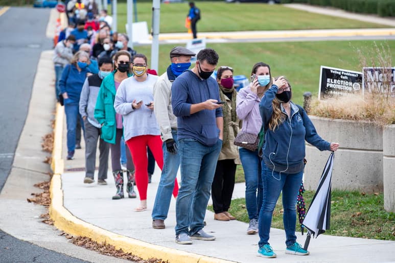 Cuando faltan poco más de dos semanas para la elección presidencial en Estados Unidos, preocupa el aumento de casos de coronavirus en estados cruciales. Funcionarios electorales y votantes temen caos o exposición al virus en las casillas, pese a meses de planificación. (ARCHIVO)