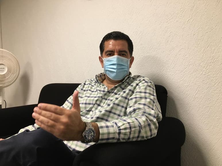 Jacinto Faya Rodríguez, secretario del Colegio de Notarios de Torreón, explicó que, conforme a la Ley electoral del estado de Coahuila, los notarios en funciones tienen la obligación de tener abiertas sus oficinas durante todo el desarrollo de la jornada electoral, es decir, de 8:00 a 18:00 horas, a fin de recibir las solicitudes, en forma personal, de cualquier acontecimiento que pudiera presentarse.
(ARCHIVO)