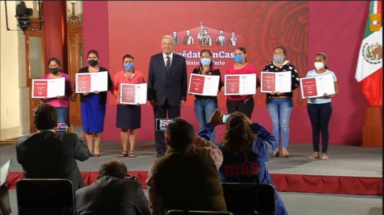 En conferencia de prensa, el titular del Ejecutivo federal señaló que una empresa decidió adquirir una cantidad de boletos y los entregó al gobierno para que se distribuyeran los 'cachitos' en escuelas del país, sobre todo, resaltó, en escuelas públicas de pueblos pobres.