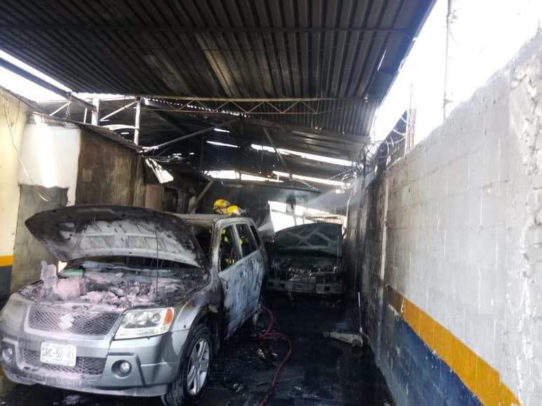 Al llegar los bomberos, las llamas consumían todo en el interior del taller de unos cuatro metros de frente por 12 de fondo y más atrás hay una bodega que también fue alcanzada por las llamas.
(EL SIGLO DE TORREÓN)