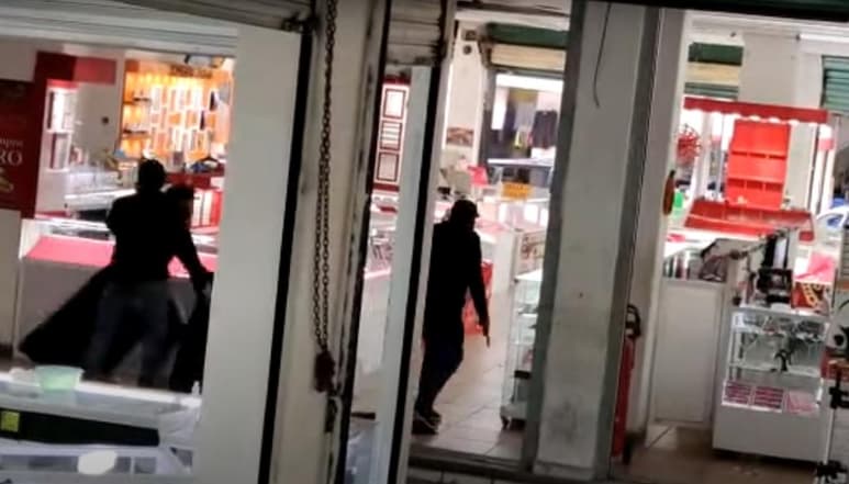 Durante la mañana del jueves, sujetos abrieron fuego en el Centro Joyero de Cuautla, en Morelos (ESPECIAL)