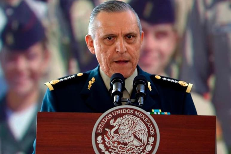 La red de corrupción tejida por el 'H2' escaló hasta el entonces titular de la Sedena, Salvador Cienfuegos pues, de acuerdo con las pruebas obtenidas por el fiscal de Nueva York, fueron intervenidas las comunicaciones de un teléfono marca Blackberry en las que se revelaron que el exmando militar recibía pagos para apoyar al cártel en diferentes modos.
(ARCHIVO)