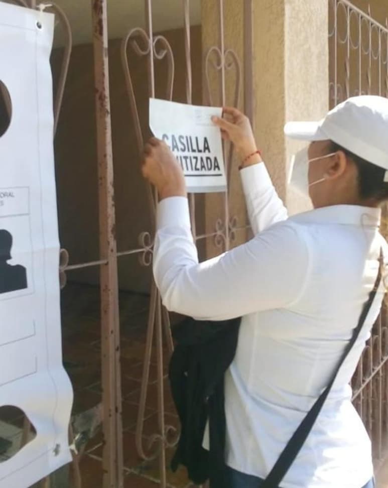 Estas medidas sanitarias que incluyen protocolos de limpieza y sanitización, se emprendieron con el propósito de brindar seguridad a las y los ciudadanos que este domingo acudirán a las casillas electorales a emitir su voto, así como también para reducir la posibilidad de contagios del virus SARS-CoV-2.
(EL SIGLO DE TORREÓN)