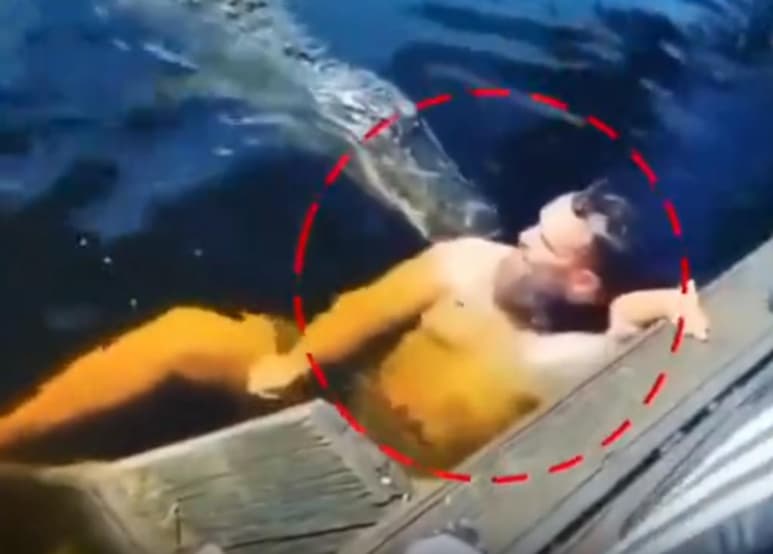 Se desconoce la razón por la que estaba nadando junto a los caimanes (CAPTURA)