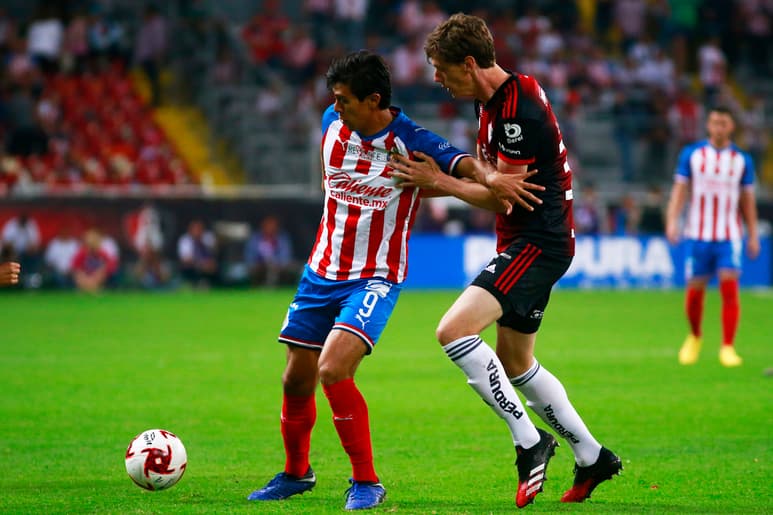 Las Chivas se han impuesto a los Rojinegros las últimas cuatro veces que se han enfrentado en el clásico tapatío. (ARCHIVO)