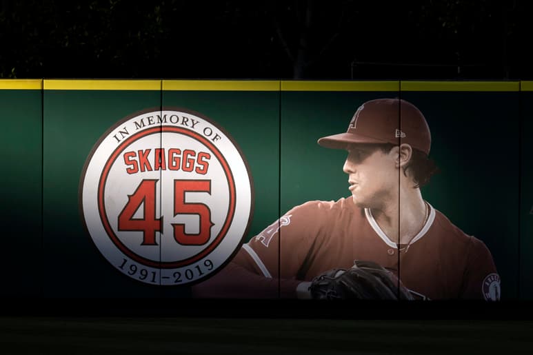 El lanzador Tyler Skaggs fue encontrado muerto el 1 de julio de 2019 tras haber consumido una mezcla de alcohol y drogas. (ARCHIVO)