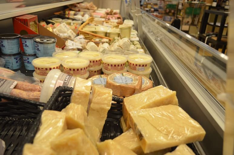 Usar la leyenda '100 % leche' en la superficie principal de exhibición está permitido exclusivamente en aquellos productos que no usan concentrados de proteínas de leche.