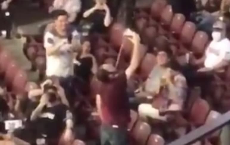 Un aficionado se 'baña' en cerveza, en el duelo entre Tomateros y Algodoneros del jueves por la noche. (ESPECIAL)