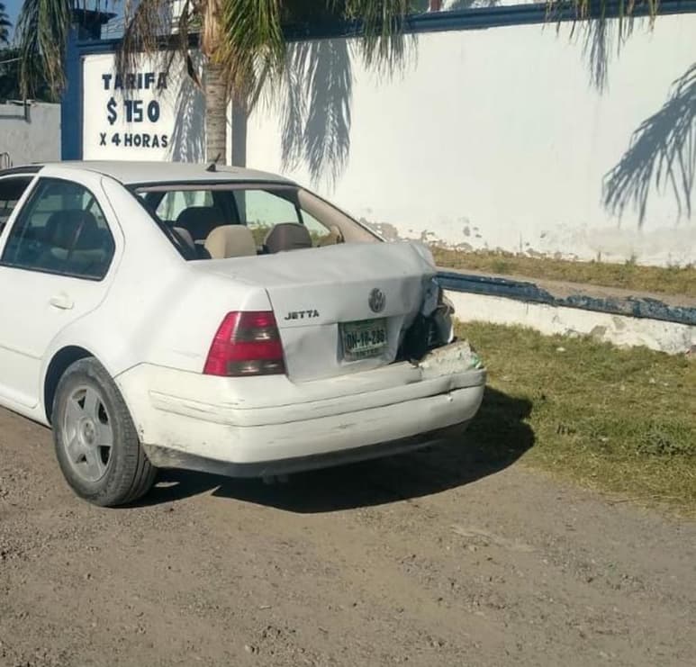 Uno de los automóviles involucrados es un Volkswagen Jetta, color blanco, con láminas de identificación de una organización de empadronamiento de vehículos extranjeros.
(EL SIGLO DE TORREÓN)