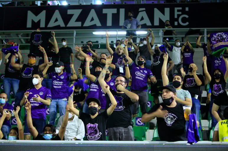 El viernes, el Necaxa, en el estado de Aguascalientes, y Mazatlán, en Sinaloa, se convirtieron en los primeros equipos en permitir el ingreso de aficionados, a pesar de que ambos estados están semáforo naranja, que significa según el Gobierno 'si puedes, quédate en casa'. (JAM MEDIA)