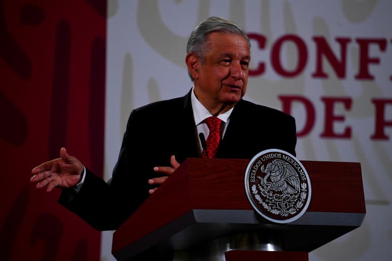 El presidente de México aseguró que su gobierno no investigó al general Salvador Cienfuegos, extitular de la Sedena, porque no había información y ninguna denuncia en contra, y en cambio señaló que la DEA si conocía de los presuntos nexos del general con el narcotráfico, porque 'precisamente trabajaban juntos'. (ARCHIVO)
