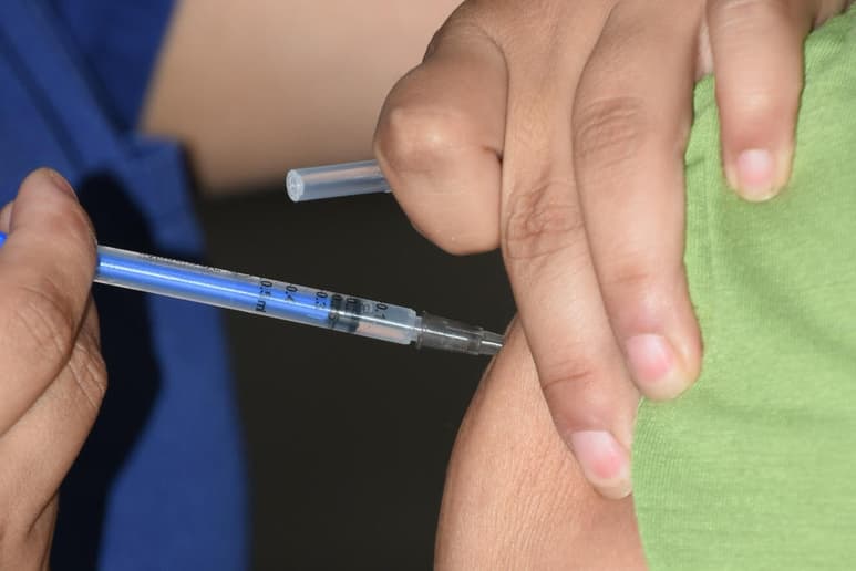 La Secretaria de Salud de Coahuila informó que se aseguraron vacunas falsas contra la influenza en Saltillo. Mantienen operativo para la detección de más casos. (ARCHIVO)