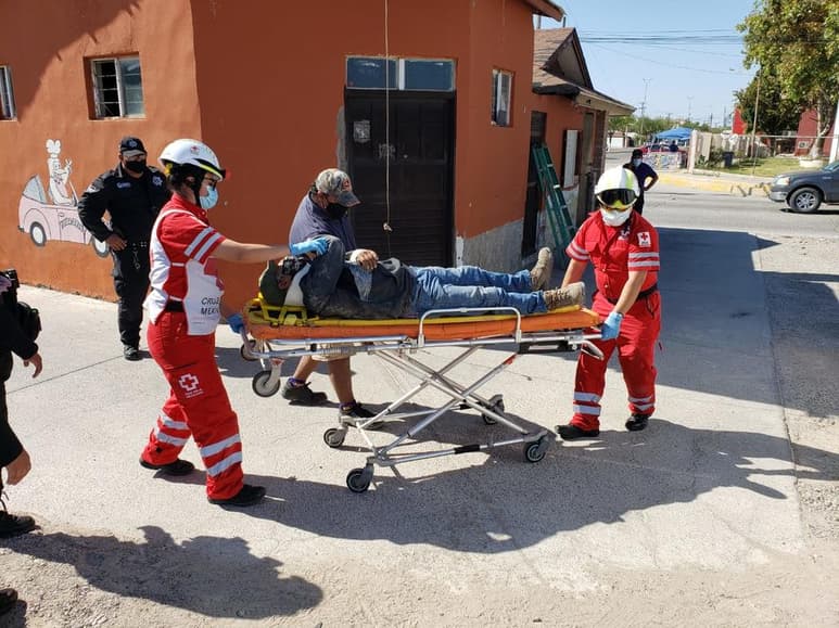 Paramédicos de la Cruz Roja Mexicana de Piedras Negras atendieron a un hombre de 62 años, que cayó de una altura de tres metros al estar realizando trabajos de reparación en el techo de un negocio de venta de pollos asados; tomando conocimiento de los hechos la policía municipal. (ARCHIVO)