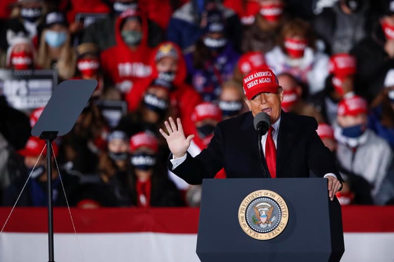 El presidente de Estados Unidos, Donald Trump, criticó este sábado a la gobernadora de Michigan, la demócrata Gretchen Whitmer, durante un mitin en ese estado, donde la multitud congregada gritó 'enciérrenla'. (ARCHIVO)
