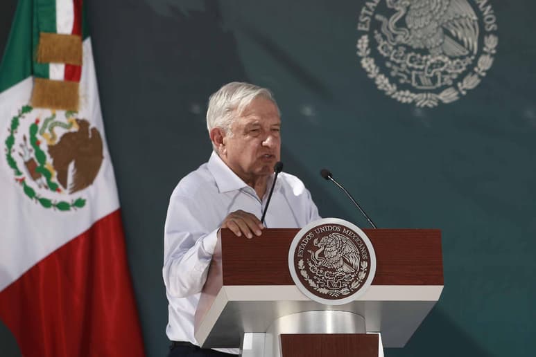 El presidente Andrés Manuel López Obrador conminó al concesionario del aeropuerto de Tapachula, Chiapas a que 'se ponga las pilas' a modernizarlo o si no puede que entregue al gobierno federal la concesión porque 'tiene hasta baches en la pista'. (ARCHIVO)