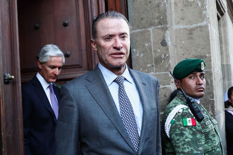 El gobernador de Sinaloa, Quirino Ordaz Coppel, negó que el exsecretario de la Defensa Nacional, Salvador Cienfuegos Zepeda, sea su padrino de bodas, aunque admitió que lo conoce desde hace mucho tiempo y tuvo con él una relación de aprecio, reconocimiento y de mucha coordinación en lo institucional. (ARCHIVO)