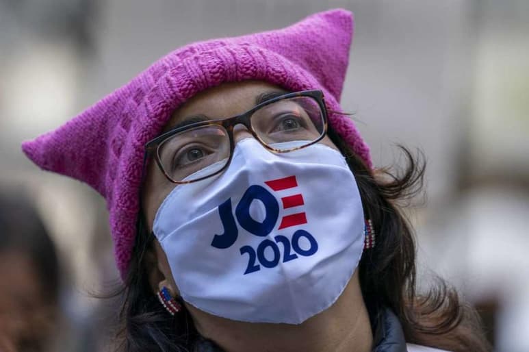 Miles de mujeres, en su mayoría jóvenes y con mascarillas, se manifestaron el sábado en la capital y otras ciudades de Estados Unidos para exhortar a los votantes a que den la espalda al presidente Donald Trump y otros candidatos republicanos en las elecciones del 3 de noviembre. (ARCHIVO)