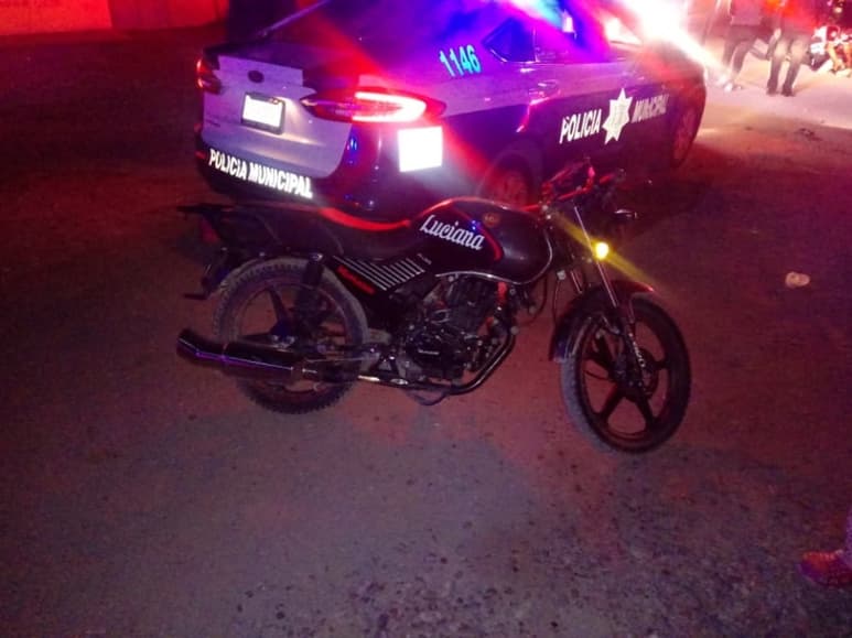 Los jóvenes viajaban en una moto de la marca Kurazai, modelo aproximado 2018, color negro, con placas del estado de Durango. (EL SIGLO DE TORREÓN)