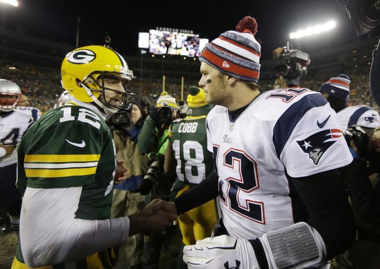 Ahora con los Bucaneros, Tom Brady (d) buscará su segunda victoria frente a Aaron Rodgers.