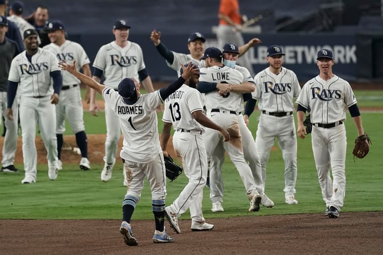 Celebran jugadores de los Rays tras imponerse ayer 4-2 a los Astros para avanzar a la Serie Mundial.