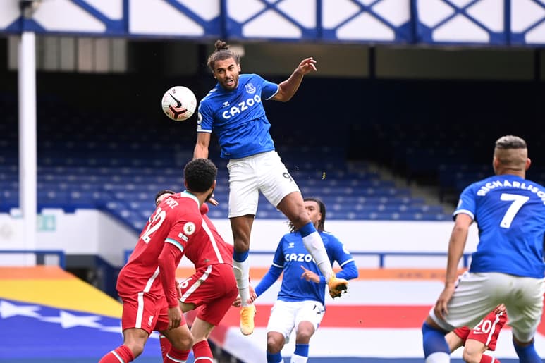 Dominic Calvert-Lewin, del Everton, marcó de cabeza el tanto del empate a dos entre su equipo y el Liverpool.
