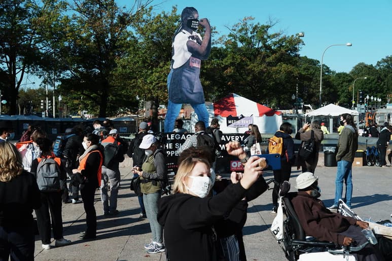 Miles de mujeres, y algún otro hombre, se manifestaron este sábado en distintas ciudades de EUA. (EFE)