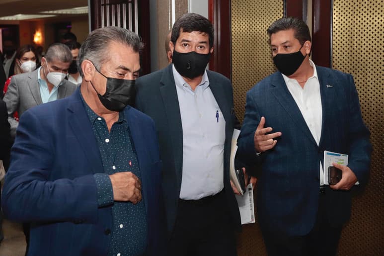 Corral (c) dijo que la Alianza presentará un pliego al Senado.