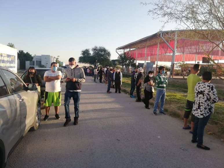 Serán grupos de 10 los que pasarán casilla la cual fue previamente sanitizada. (EL SIGLO DE TORREÓN)