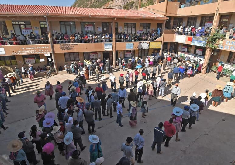 La jornada de elecciones generales en Bolivia, en la que se elegirá al presidente y vicepresidente y se renovará el Legislativo para el próximo quinquenio, comenzó este domingo con la apertura de las mesas electorales donde más de siete millones de bolivianos podrán depositar su sufragio. (EFE)