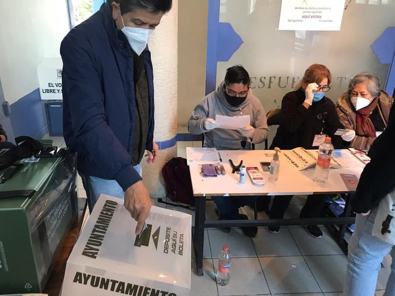Tras la apertura de las casillas en la capital del estado de Hidalgo, algunas reportan largas filas de votantes que no guardan la sana distancia, mientras que otras prácticamente se encuentran vacías. (EL UNIVERSAL)
