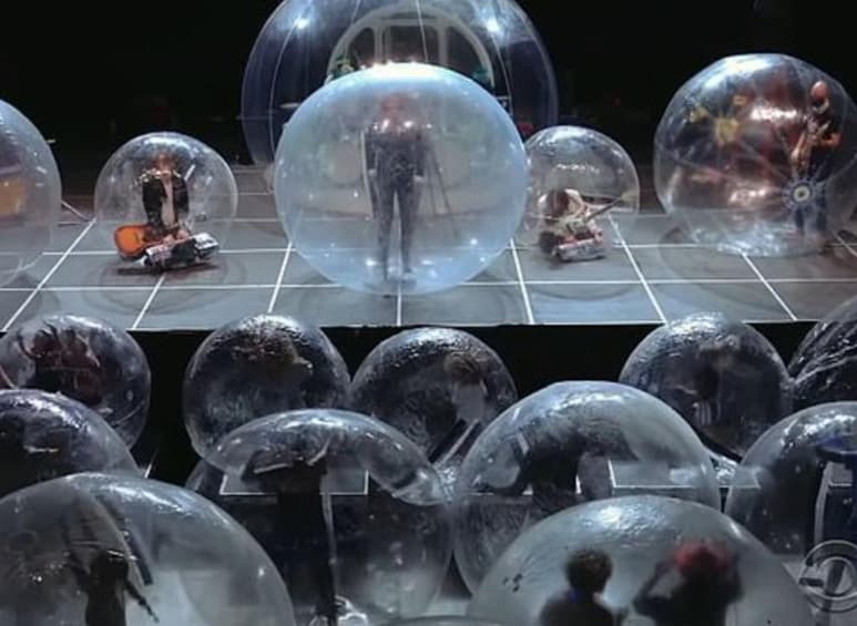 En redes sociales circularon fotografías y videos de 100 personas dentro de burbujas de plástico durante su evento que 'abrió paso' a los conciertos del futuro como parte de su nuevo video musical. (Especial)