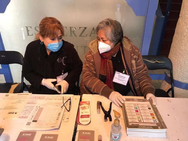 El Instituto Electoral de Hidalgo (IEEH) aprobó un acuerdo por el cual, los resultados de los comicios de hoy 18 de octubre no se darán a conocer a través del Programa de Resultados Electorales (PREP) del Instituto Nacional Electoral (INE) sino por una herramienta llamada 'Preliminares Hidalgo 2020'. (EL UNIVERSAL)