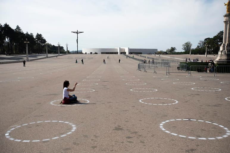 Portugal sumó hoy 1,856 nuevos contagios de COVID-19 en las últimas 24 horas, por lo que tras varios días seguidos logró bajar la barrera de 2,000 positivos diarios. (ARCHIVO)