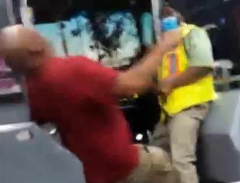 El pasajero terminó sangrando de la cara (CAPTURA)