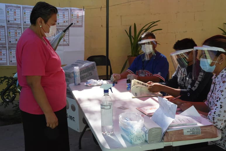 La Fiscalía Especializada en Delitos Electorales (FEDE), de la Fiscalía General de la República (FGR), desplegó personal ministerial en Hidalgo y Coahuila para recibir denuncias y prevenir posibles delitos en la materia durante los comicios que se celebran hoy en ambas entidades. (ARCHIVO)