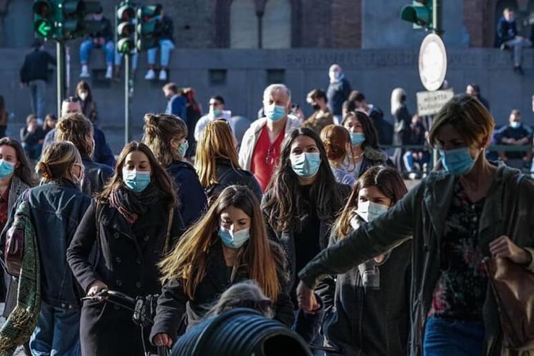 Los alcaldes italianos podrán clausurar las zonas más concurridas de sus ciudades, como las de fiesta, en caso de aglomeraciones para frenar los contagios, últimamente disparados, anunció hoy en rueda de prensa el primer ministro, Giuseppe Conte. (ARCHIVO)