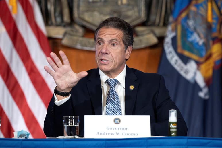 El gobernador de Nueva York, Andrew Cuomo, que preside la Asociación Nacional de Gobernadores -demócratas y republicanos- dio a conocer este domingo que la pasada semana enviaron una carta al presidente Donald Trump con una extensa lista de preguntas para las que buscan respuestas lo más pronto posible. (ARCHIVO)