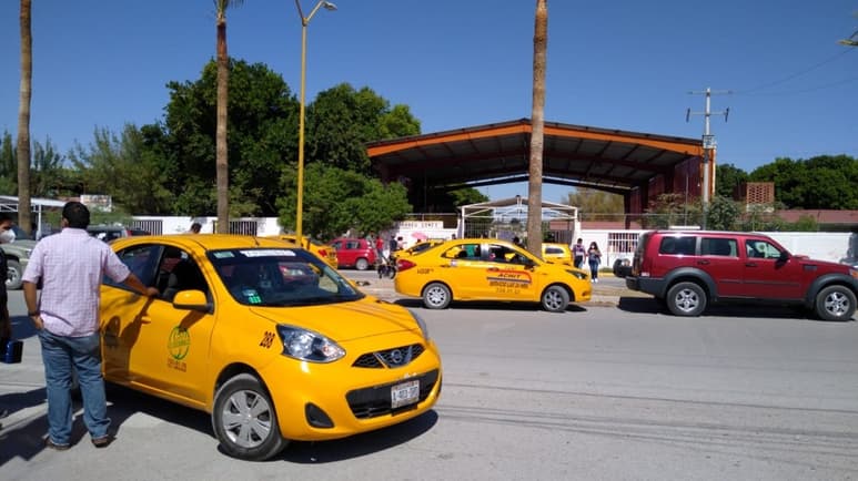 Habitantes de la colonia Sol de Oriente reportaron a esta casa editora que los taxis dejaban a personas 'acarreadas' en la casilla.