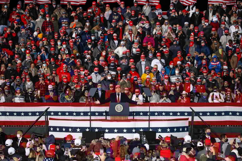 En sus cierres de campaña, tanto Donald Trump como Joe Biden le apuestan a las minorías de Estados Unidos y se dirigen a los bastiones de sus opositores. (EFE)