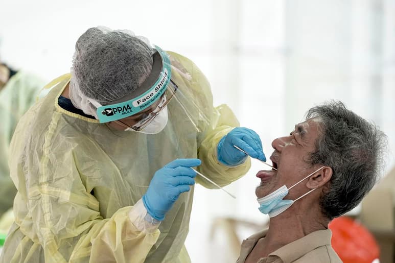 El hito se alcanzó el lunes por la mañana, según la Universidad Johns Hopkins. (ARCHIVO)