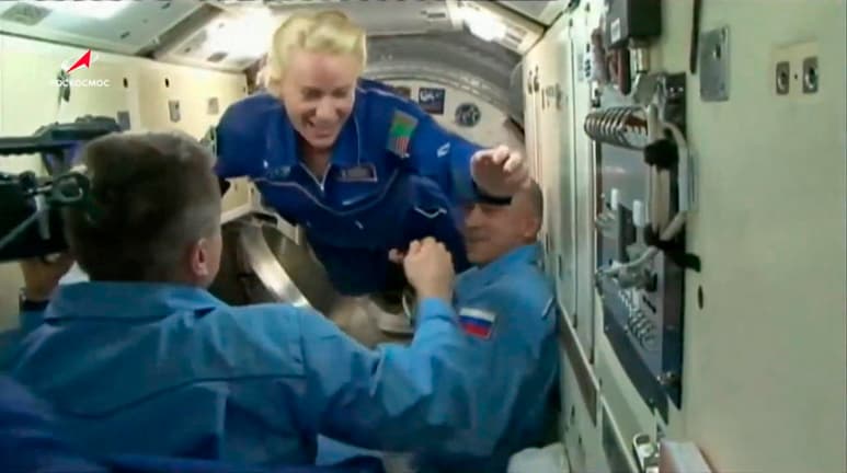 La tripulación de la Estación Espacial Internacional (EEI) selló temporalmente el escape de aire detectado en agosto pasado, informó la agencia espacial rusa, Roscosmos. (ARCHIVO)