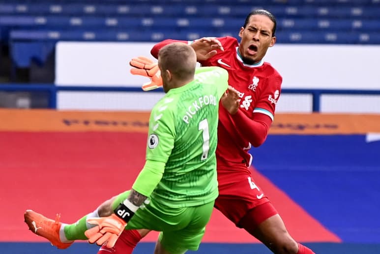 El defensa del Liverpool sufrió una lesión en el ligamento cruzado cuando fue atrapado por Pickford en la primera mitad. (ARCHIVO)