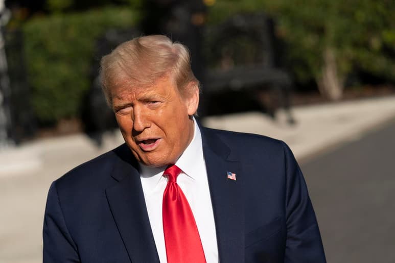 El presidente de EUA, Donald Trump, llamó este lunes 'idiota' al principal epidemiólogo del país, Anthony Fauci, y amenazó con despedirle un día después de que ese experto comentara en una entrevista que no le sorprendió 'en absoluto' que el mandatario se contagiara de la COVID-19. (ARCHIVO)