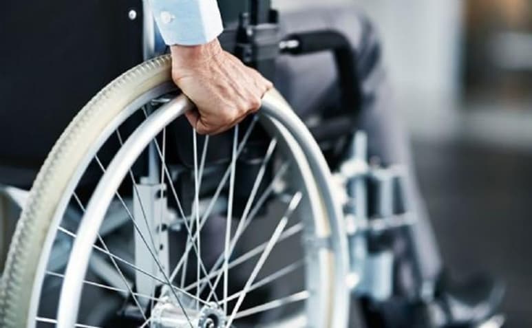 Empleados de la sucursal bancaria notaron que había algo 'extraño' con el hombre por lo que llamaron a personal de emergencia (ESPECIAL)